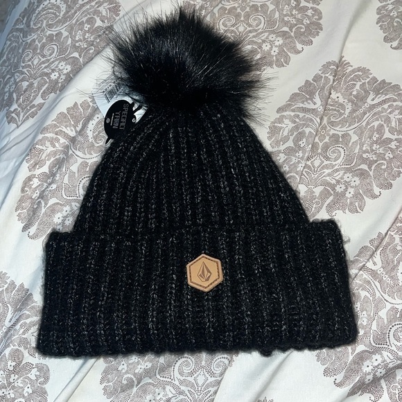 Volcom Lula Beanie one size fits all.  NWT black with furry ball on top. - Picture 1 of 8